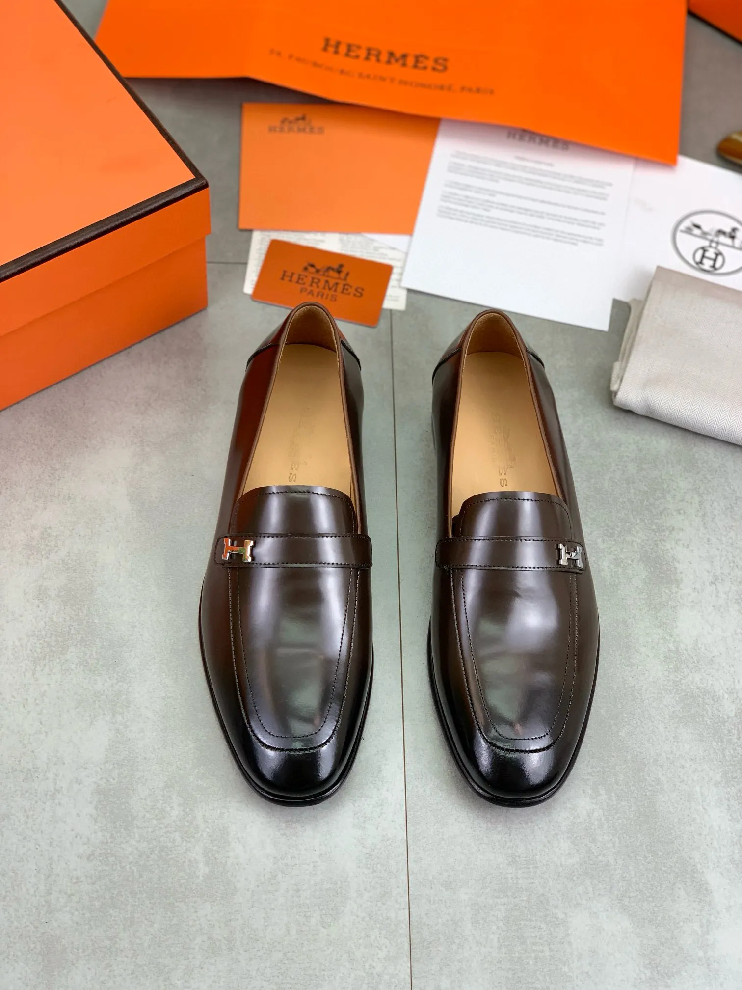 Factory price P960 💰Top version 💎💎💎 Original leather outsole Brand: Hermès (Hermès) Standard code: Men's size 39-44 (38, 45 can be customized) Grade: Same as the official website Original quality materials: Original soft calfskin Water-dyed cowhide lining Original Italian leather outsole Style categories: Men's fashion Formal casual leather shoes Slip-on men's shoes series Young fashion European and American trends, British style, colors: multiple options, counter packaging